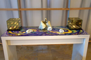 Opdracht ontwerp gedachtenistafel glas glazen plaat beschilderen keramiek en engel Silene van Waveren